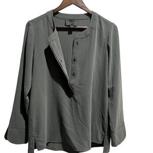 Women’s large long sleeve blouse.
